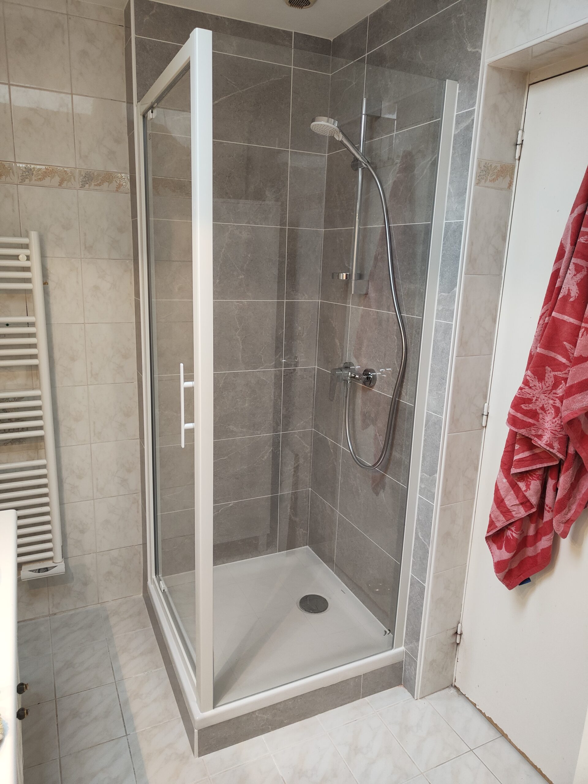 Douche fermée avec vitre et carrelage mural