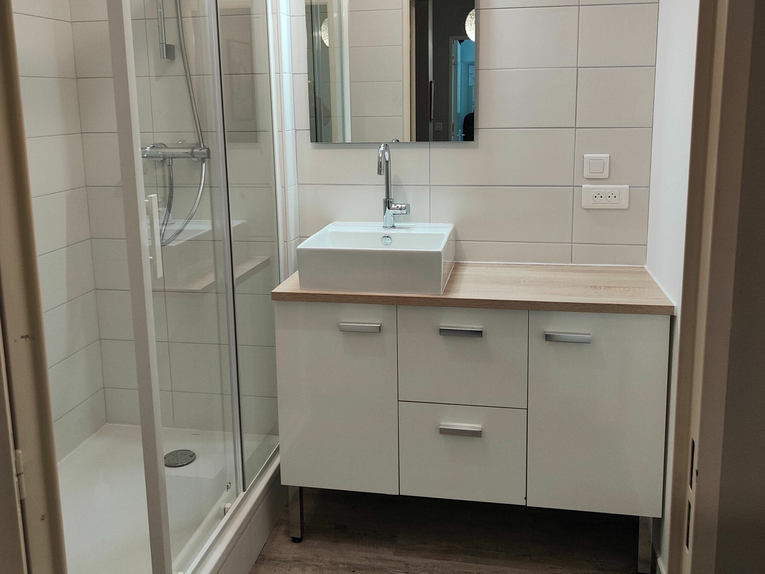 Meuble de salle de bain avec plan de travail et lavabo une personne