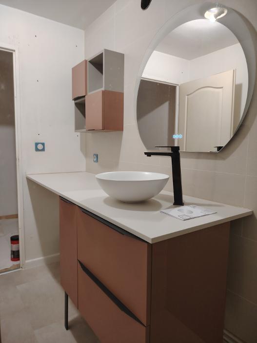 Salle de bain avec miroir digital et meuble