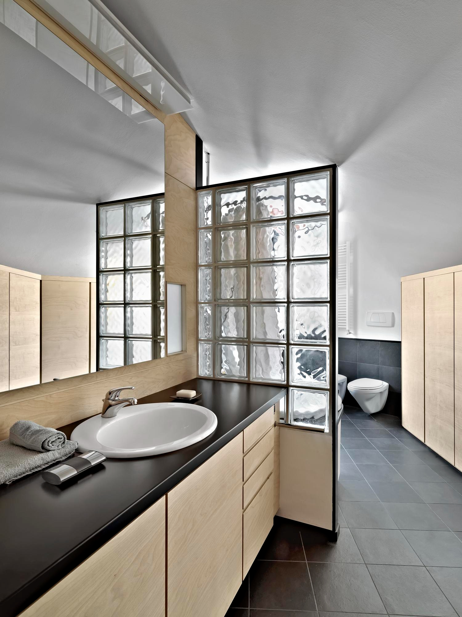 Rénovation salle de bains avec douche italienne et toilettes suspendues