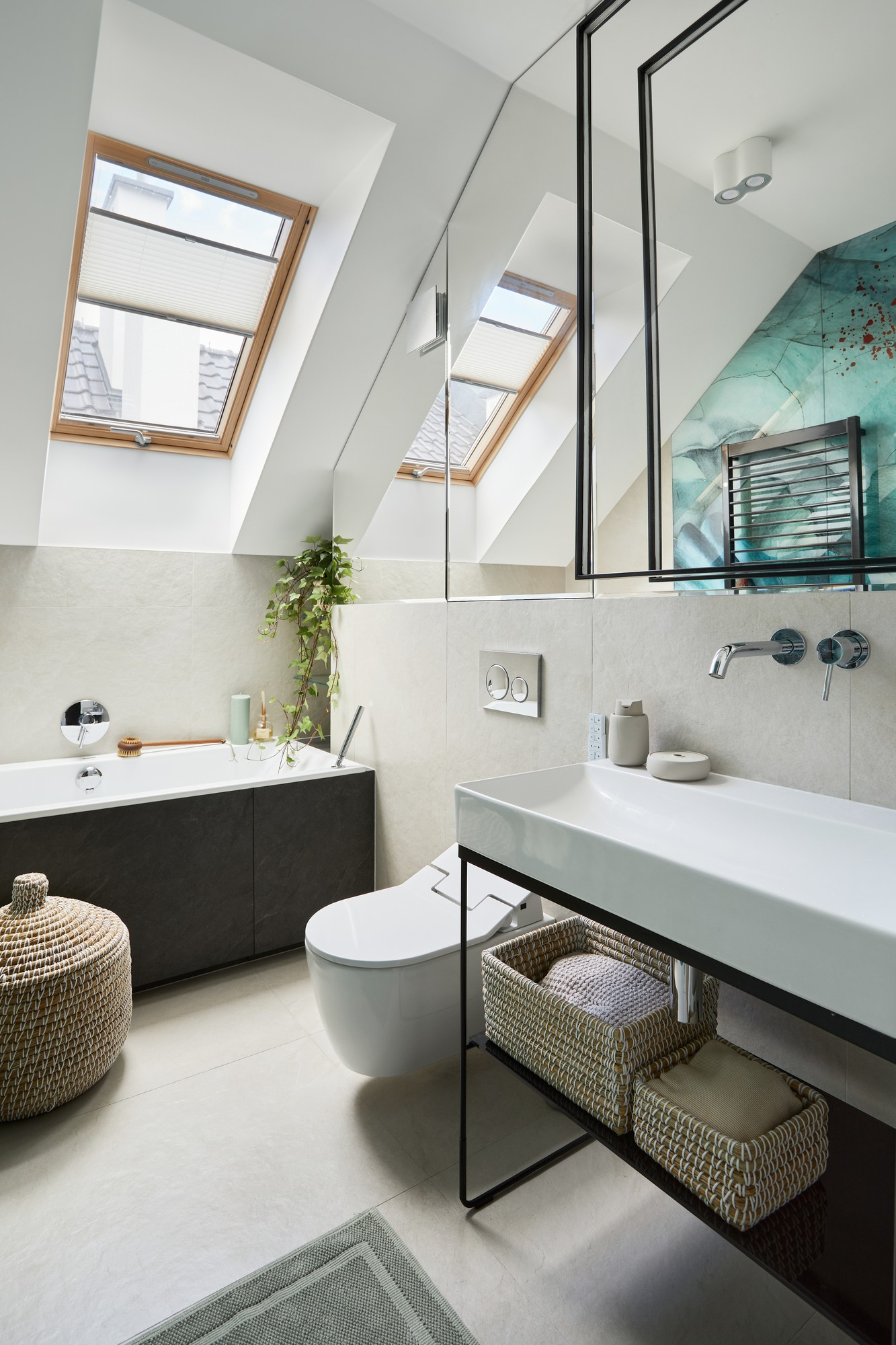 Salle de bain complète avec toilette, baignoire et double vasque.