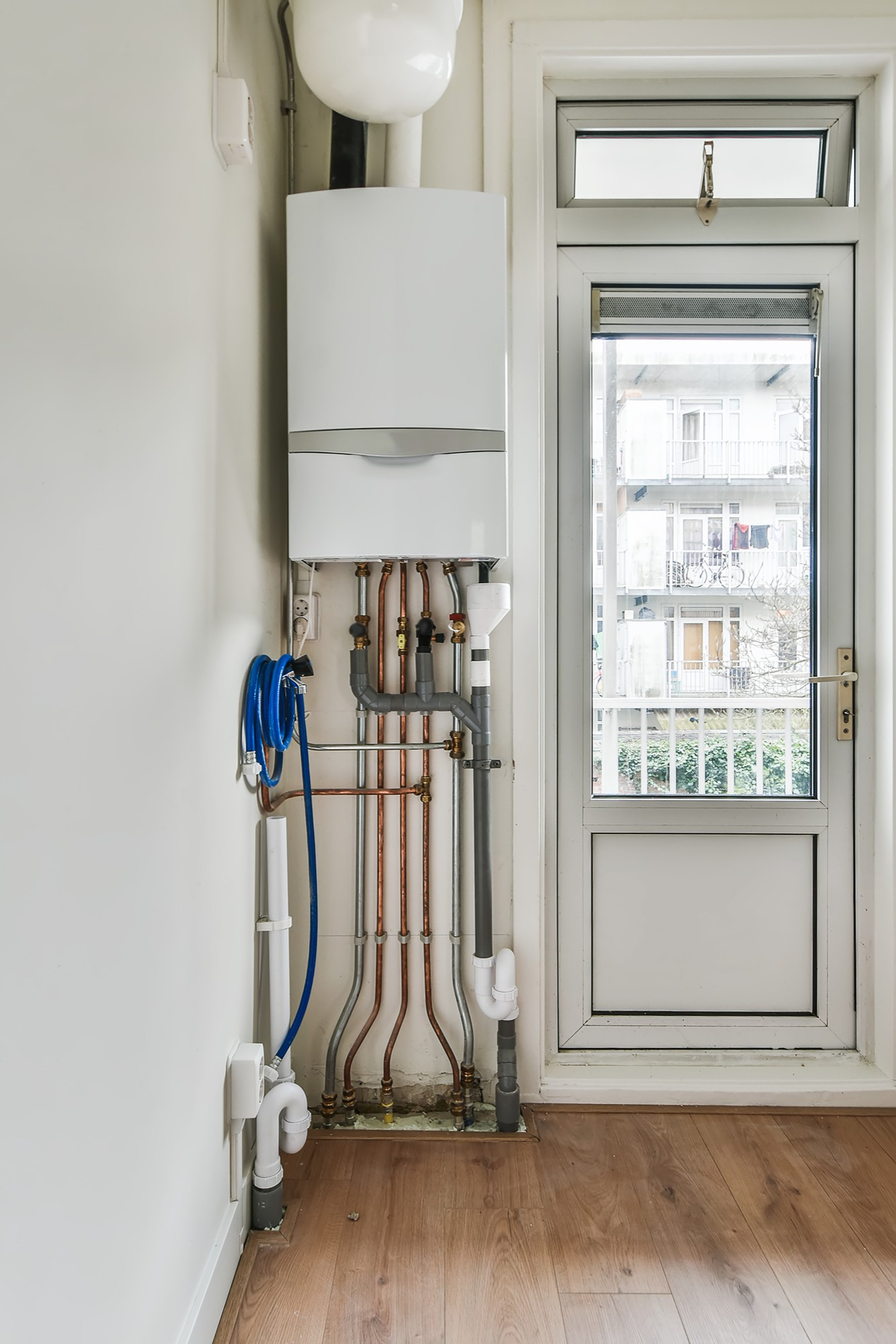 Installation d'une chaudière dans un appartement.